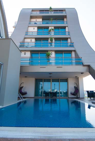 Aquamarine Yüzme Havuzu